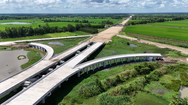Thông xe cao tốc phải chạy thật, không phải để lấy ngày, rồi 'đóng cửa' thi công tiếp