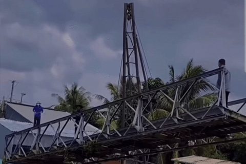Thót tim cảnh di dời nhịp cầu khi 2 người đàn ông vẫn 'lơ lửng' ở trên