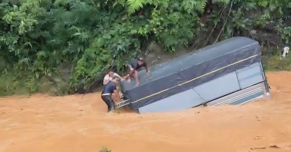 Thót tim cảnh nhiều người chới với trên mui xe tải bị lũ cuốn ở Đà Lạt