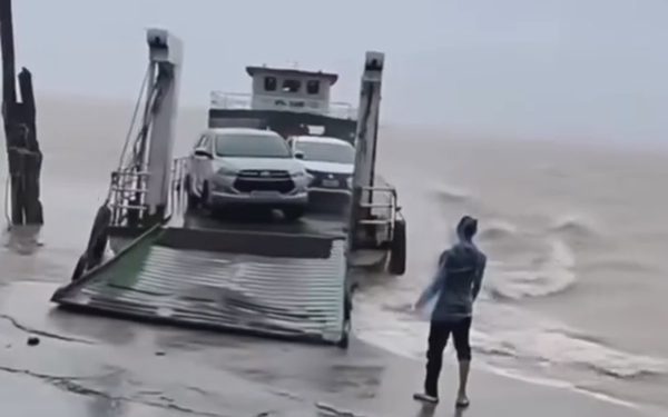 Thót tim cảnh phà chở gấp đôi số ô tô cho phép, chủ phà bị đề nghị phạt 10 triệu đồng