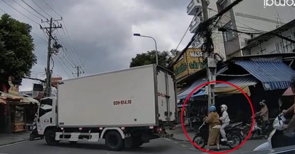 Thót tim clip xe máy chở trẻ nhỏ áp sát đuôi xe tải đang lùi ở TP.HCM