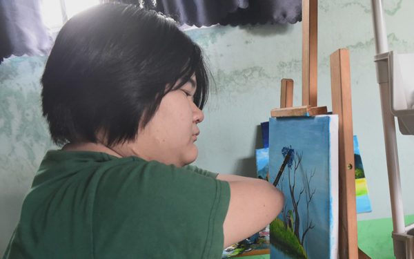 Thư đăng ký học bổng tự viết trên máy tính của tân sinh viên khiếm khuyết tay chân