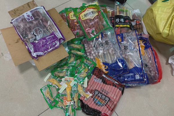 Thu giữ hơn 800kg lạp xưởng, xúc xích, thịt đông lạnh không rõ nguồn gốc