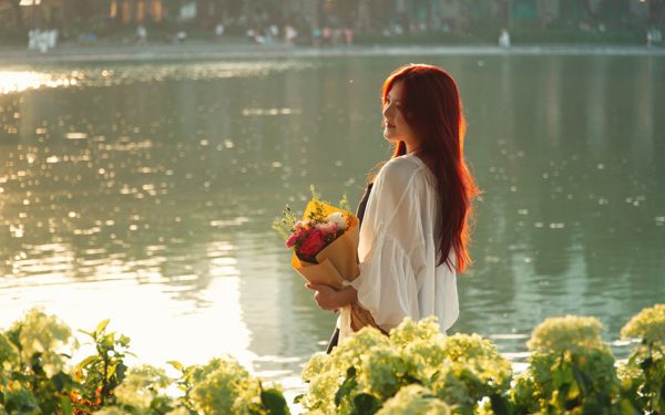 Thu Hà Nội đến rồi, 'nàng thơ' chen chân chờ chụp ảnh tại hồ Gươm