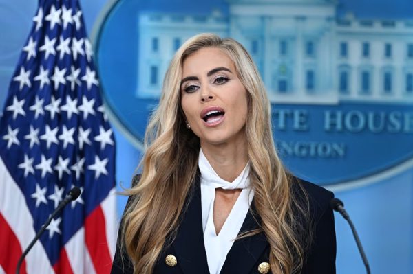 Thư ký báo chí mới của ông Trump gây xôn xao vì tuyên bố là luật sư