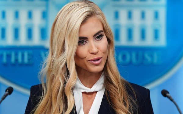 Thư ký báo chí Nhà Trắng khen ông Trump hết lời sau khi bị sa thải