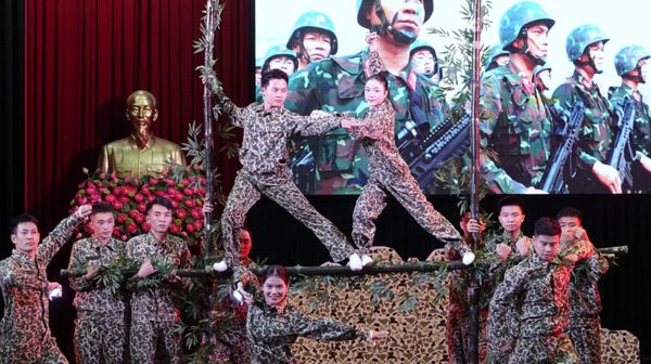 Thủ lĩnh Đoàn áo lính tranh tài