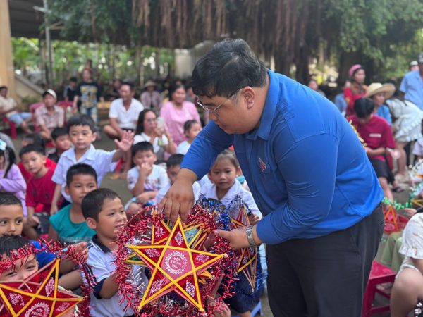 Thủ lĩnh Đoàn dành hai tháng lương mỗi mùa trăng cho trẻ em vùng khó