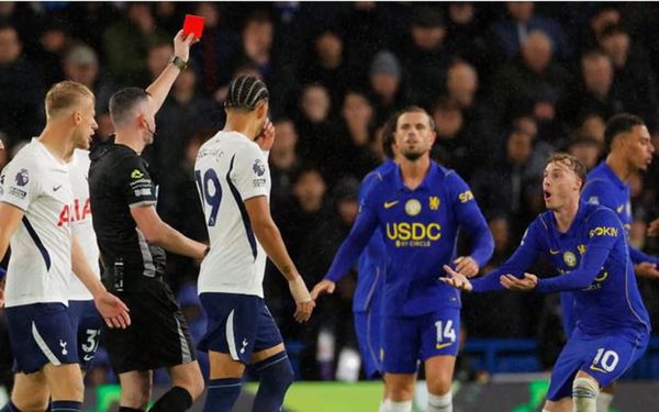 Thủ môn đốt đền, Palmer nhận thẻ đỏ khiến Chelsea thua đau ở Stamford Bridge