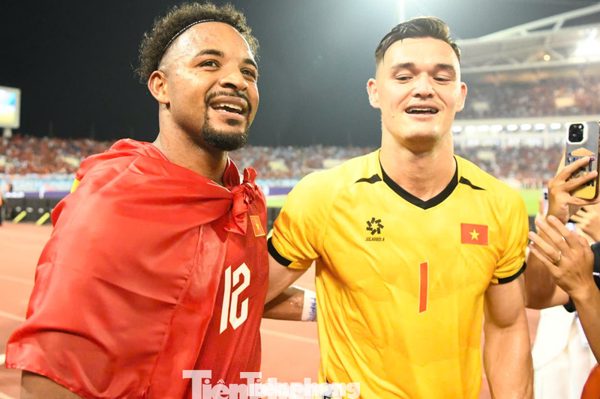 Thủ môn Patrik Lê Giang khóc giữa biển người ở Mỹ Đình