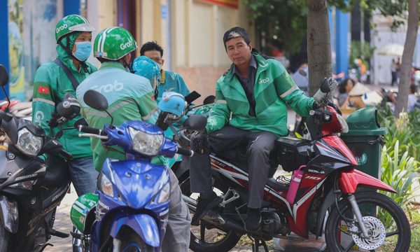 Thu nhập giảm, nhiều tài xế Grab rủ nhau 'tắt app'