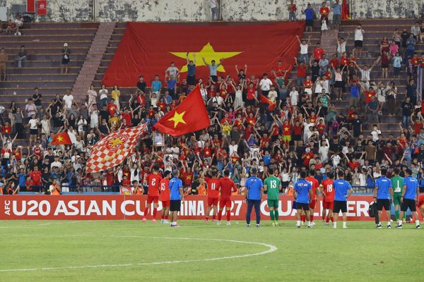 Thủ quân U20 Việt Nam xin lỗi người hâm mộ