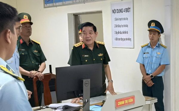 Thứ trưởng Bộ Quốc phòng kiểm tra đơn vị ra đa trên đỉnh Sơn Trà