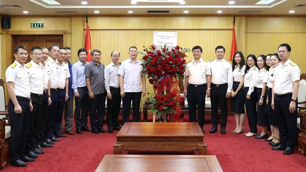 Thứ trưởng Tài chính Cao Anh Tuấn tới thăm và chúc mừng 81 năm Ngày Truyền thống ngành Thuế