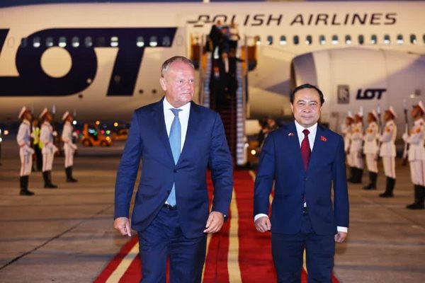 Thủ tướng Ba Lan Donald Tusk đến Hà Nội, thăm chính thức Việt Nam