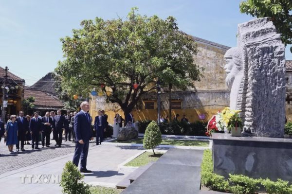 Thủ tướng Ba Lan Donald Tusk thăm phố cổ Hội An