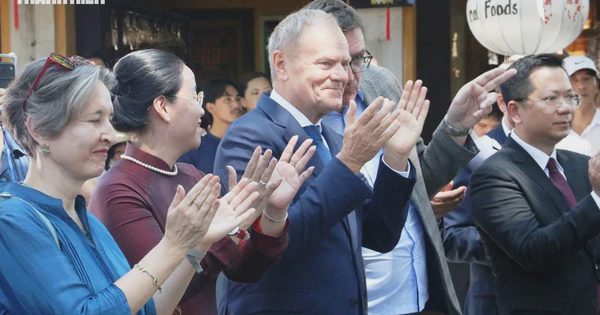Thủ tướng Ba Lan Donald Tusk tham quan phố cổ Hội An, nghe hát bài chòi