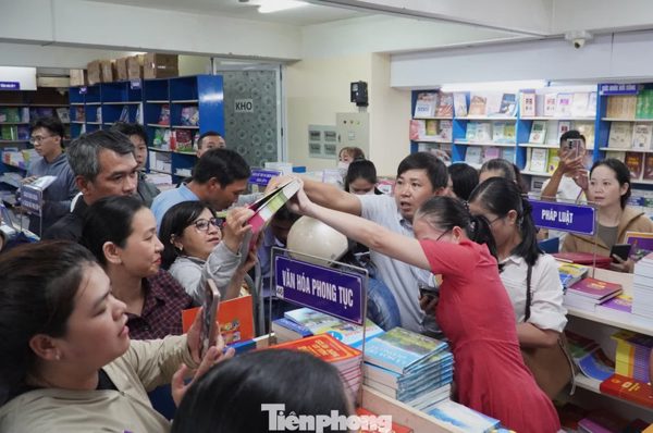 Thủ tướng chỉ đạo xử lý ngay tình trạng thiếu sách giáo khoa, bất cập suất ăn học đường