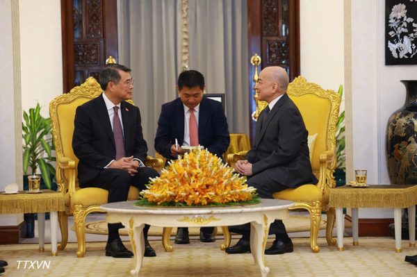 Thủ tướng Chính phủ Lê Minh Hưng chào Quốc vương Norodom Sihamoni và Hoàng Thái hậu Norodom Monineath Sihanouk