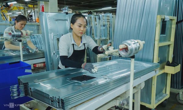 Thủ tướng: Chuyển mạnh từ coi trọng bằng cấp sang năng lực thực hành