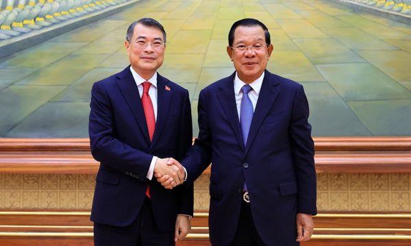 Thủ tướng đề nghị Chủ tịch Hun Sen tiếp tục quan tâm cộng đồng người gốc Việt, doanh nghiệp Việt tại Campuchia