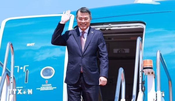 Thủ tướng Lê Minh Hưng bắt đầu chuyến thăm chính thức CHDCND Lào