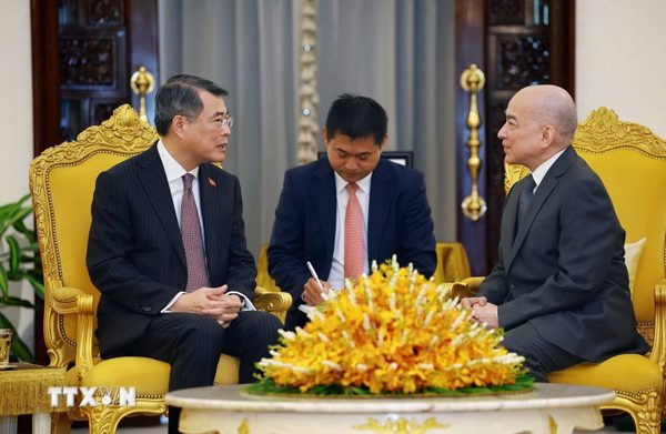 Thủ tướng Lê Minh Hưng chào Quốc vương Norodom Sihamoni và Hoàng Thái hậu Norodom Monineath Sihanouk