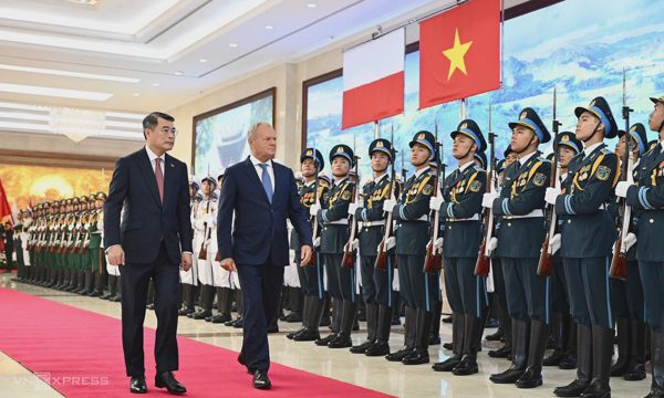 Thủ tướng Lê Minh Hưng chủ trì lễ đón Thủ tướng Ba Lan