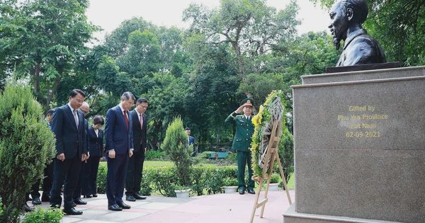 Thủ tướng Lê Minh Hưng dâng hoa tại tượng Bác Hồ ở New Delhi