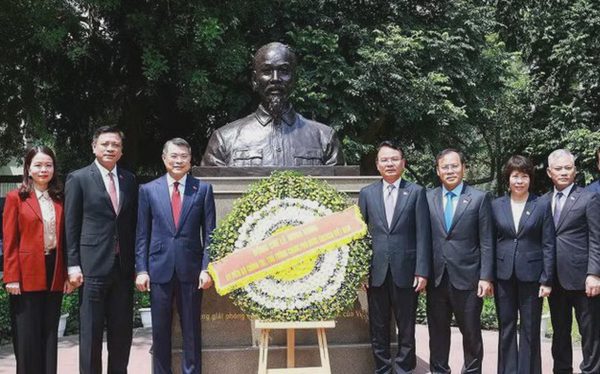 Thủ tướng Lê Minh Hưng dâng hoa tại tượng Chủ tịch Hồ Chí Minh ở Ấn Độ