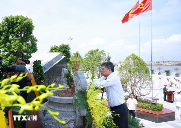 Thủ tướng Lê Minh Hưng dâng hương tại quần thể di tích Bến K15