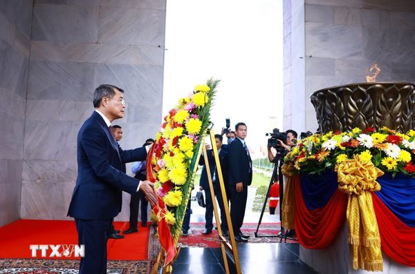 Thủ tướng Lê Minh Hưng đặt vòng hoa tại Đài Độc lập, Đài tưởng niệm cố Quốc vương Norodom Sihanouk, Đài Hữu nghị Campuchia-Việt Nam