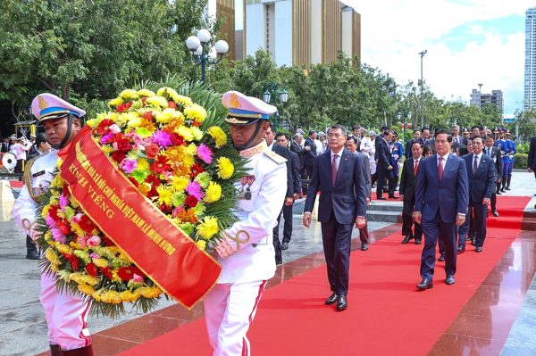 Thủ tướng Lê Minh Hưng đặt vòng hoa tại Đài Hữu nghị Campuchia - Việt Nam