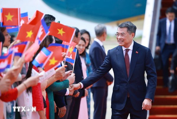 Thủ tướng Lê Minh Hưng đến thủ đô Phnom Penh, bắt đầu thăm chính thức Campuchia
