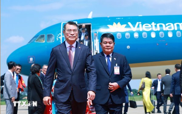 Thủ tướng Lê Minh Hưng đến thủ đô Vientiane bắt đầu thăm chính thức Lào