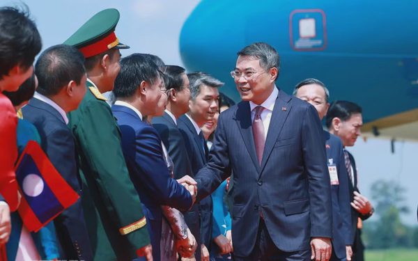 Thủ tướng Lê Minh Hưng đến Vientiane, bắt đầu chuyến thăm chính thức Lào