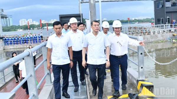 Thủ tướng Lê Minh Hưng đi thị sát, kiểm tra các dự án chống ngập ở Thành phố Hồ Chí Minh