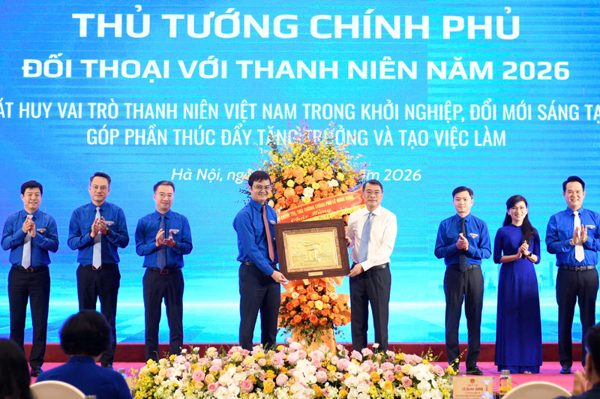 Thủ tướng Lê Minh Hưng tặng hoa chúc mừng 70 năm Ngày truyền thống Hội LHTN Việt Nam
