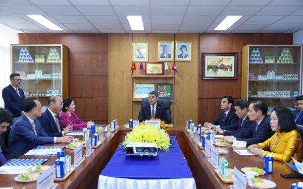 Thủ tướng Lê Minh Hưng thăm nhà máy Angkormilk của Vinamilk tại Campuchia