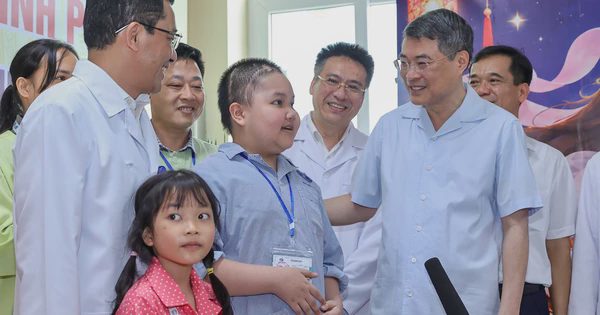 Thủ tướng Lê Minh Hưng thăm, tặng quà bệnh nhi tại Bệnh viện K dịp trung thu