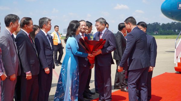 Thủ tướng Lê Minh Hưng tới Thủ đô Viêng Chăn bắt đầu chuyến thăm chính thức Lào