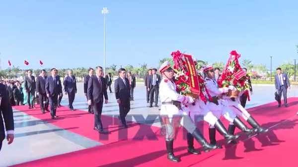 Thủ tướng Lê Minh Hưng và Thủ tướng Lào dâng hoa tưởng niệm các vị lãnh tụ hai nước