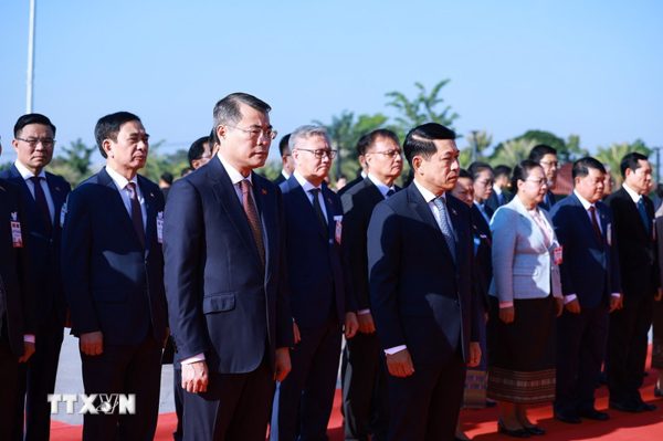 Thủ tướng Lê Minh Hưng và Thủ tướng Lào dâng hoa tưởng niệm các vị lãnh tụ hai nước