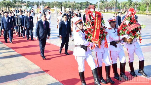 Thủ tướng Lê Minh Hưng và Thủ tướng Saleumxay Kommasith dâng hoa tri ân các bậc lãnh tụ tiền bối Việt Nam và Lào