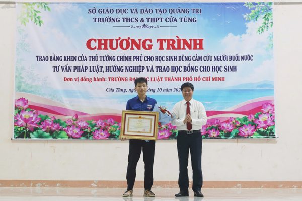 Thủ tướng tặng bằng khen nam sinh lớp 12 dũng cảm cứu người