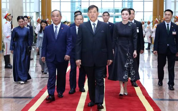 Thủ tướng Thái Lan tháp tùng Nhà vua và Hoàng hậu trong chuyến thăm cấp Nhà nước tới Việt Nam