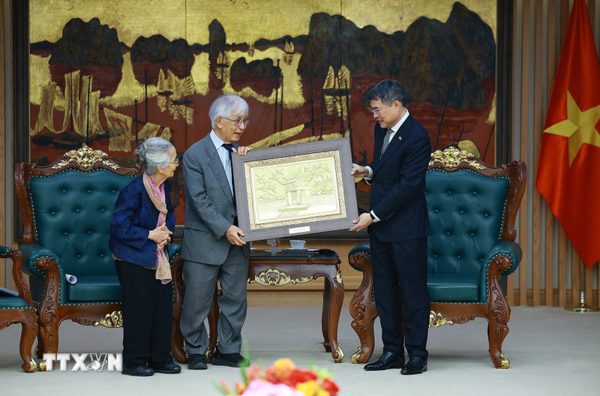 Thủ tướng tiếp Giáo sư Trần Thanh Vân và Giáo sư Lê Kim Ngọc
