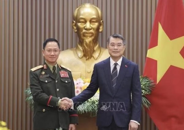 Thủ tướng tiếp Phó Thủ tướng, Bộ trưởng Quốc phòng Lào