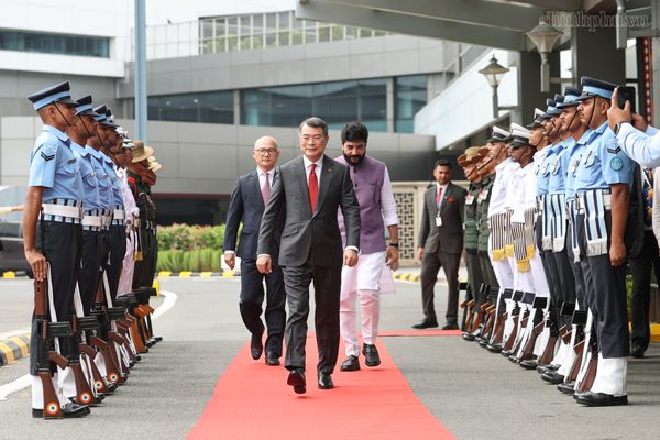 Thủ tướng tới New Delhi, bắt đầu chương trình dự Hội nghị thượng đỉnh BRICS