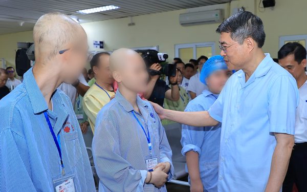Thủ tướng trao quà của Tổng Bí thư, Chủ tịch nước Tô Lâm tới bệnh nhi tại Bệnh viện K